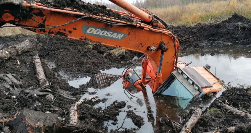 Excavator stuck in Deep mud 2020/ DOOSAN/ LIEBHERR 914 / Utopiona KOPARKA