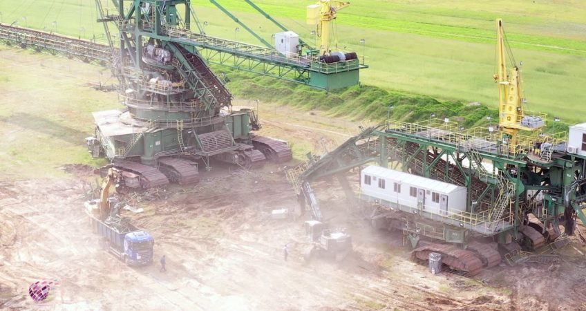 Rozbiórka gigantycznych maszyn pracujących w górnictwie odkrywkowym