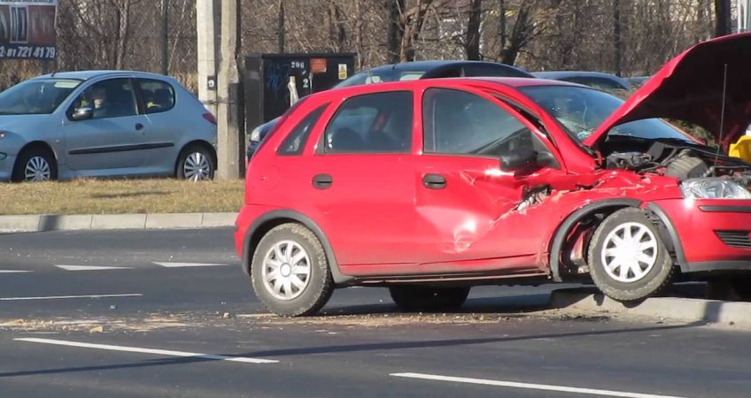 Zderzenie osobówki z koparką na skrzyżowaniu ul  Diamentowej i Krochmalnej w Lublinie